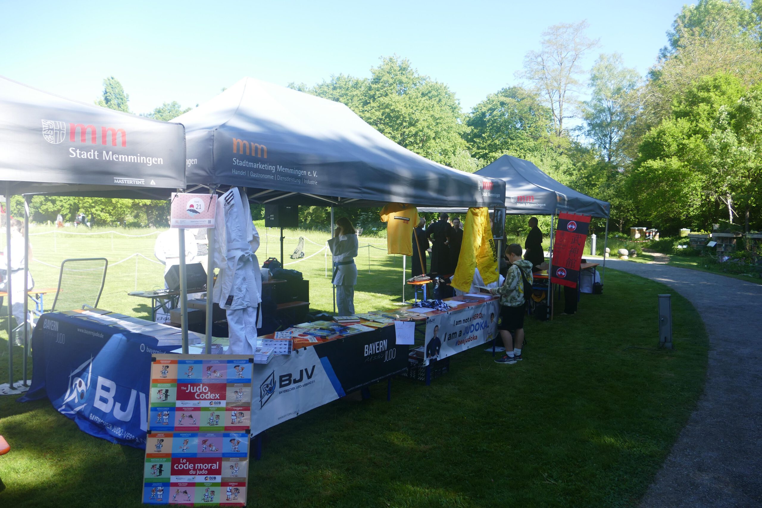 Du betrachtest gerade Japanisches Frühlingsfest im Botanischen Garten in Augsburg: Reges Interesse und viel Applaus für die Judoka